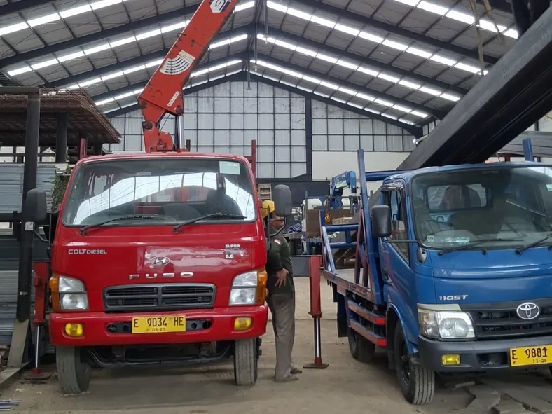 Tim GCP menyiapkan unit crane di area workshop